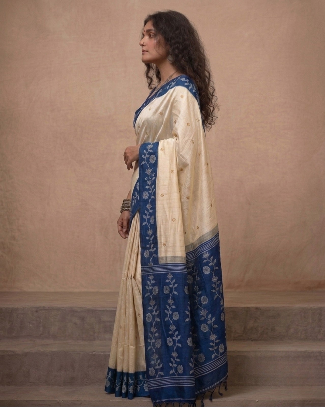 Offwhite tussar blue border Jamdani saree