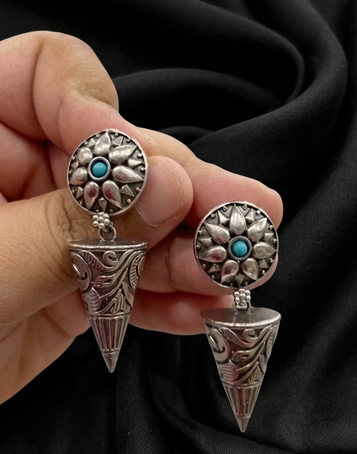 Premium silver polish earring with turqoise bead