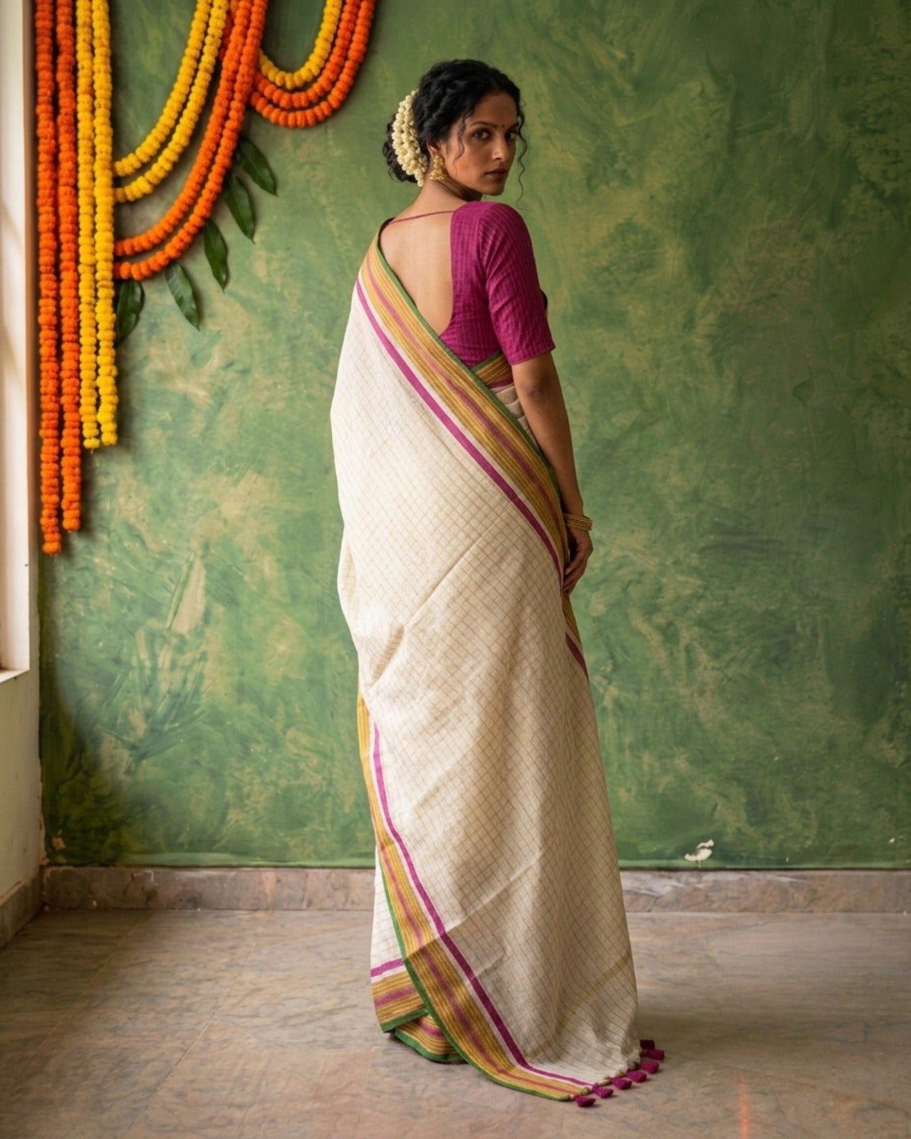 Self check mul cotton saree with multi kanchi borders