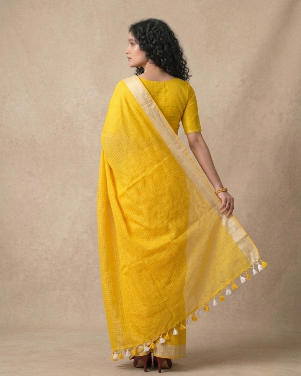 Exclusive 120-Count Mul Cotton Saree with zari Border & Checks