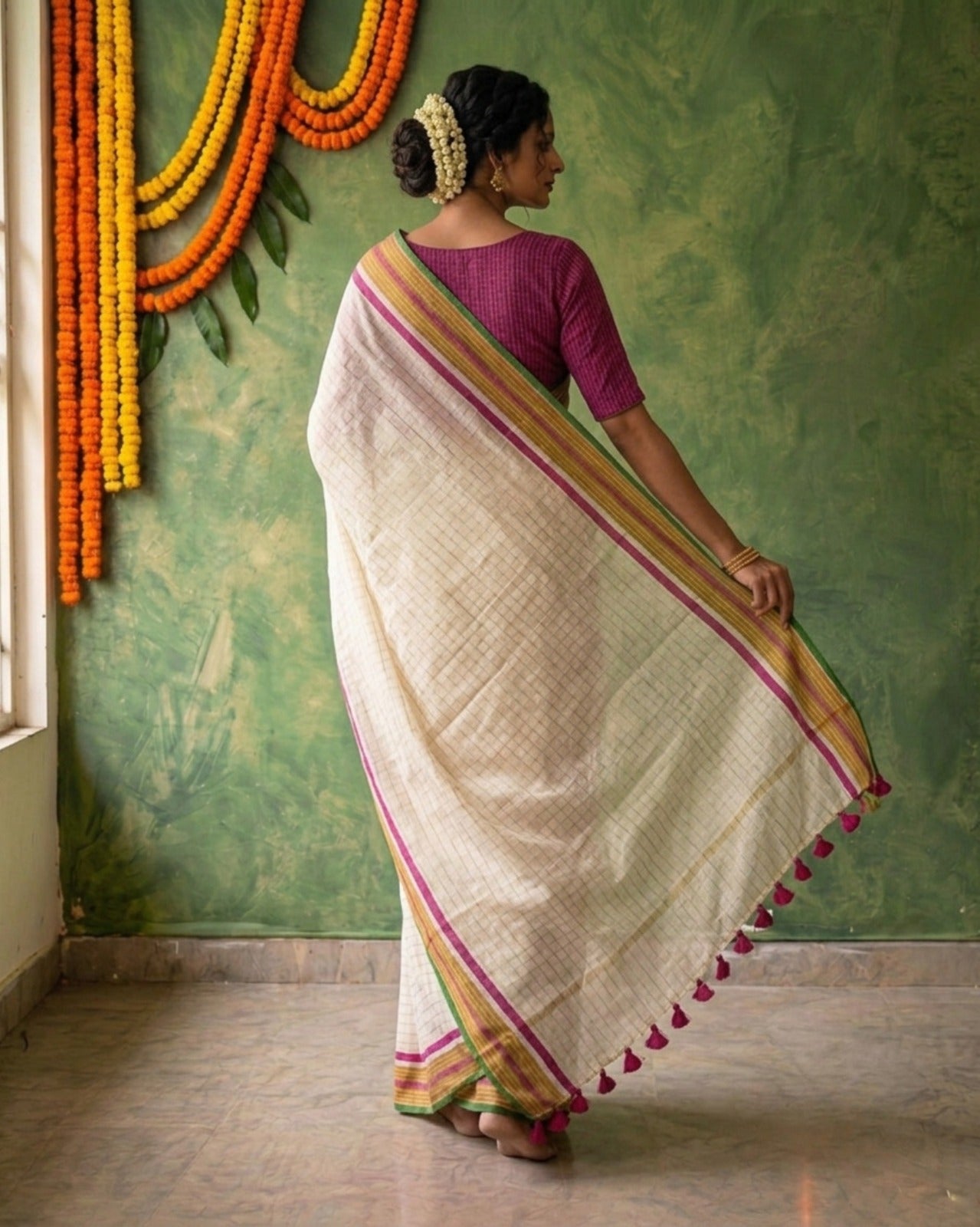 Self check mul cotton saree with multi kanchi borders
