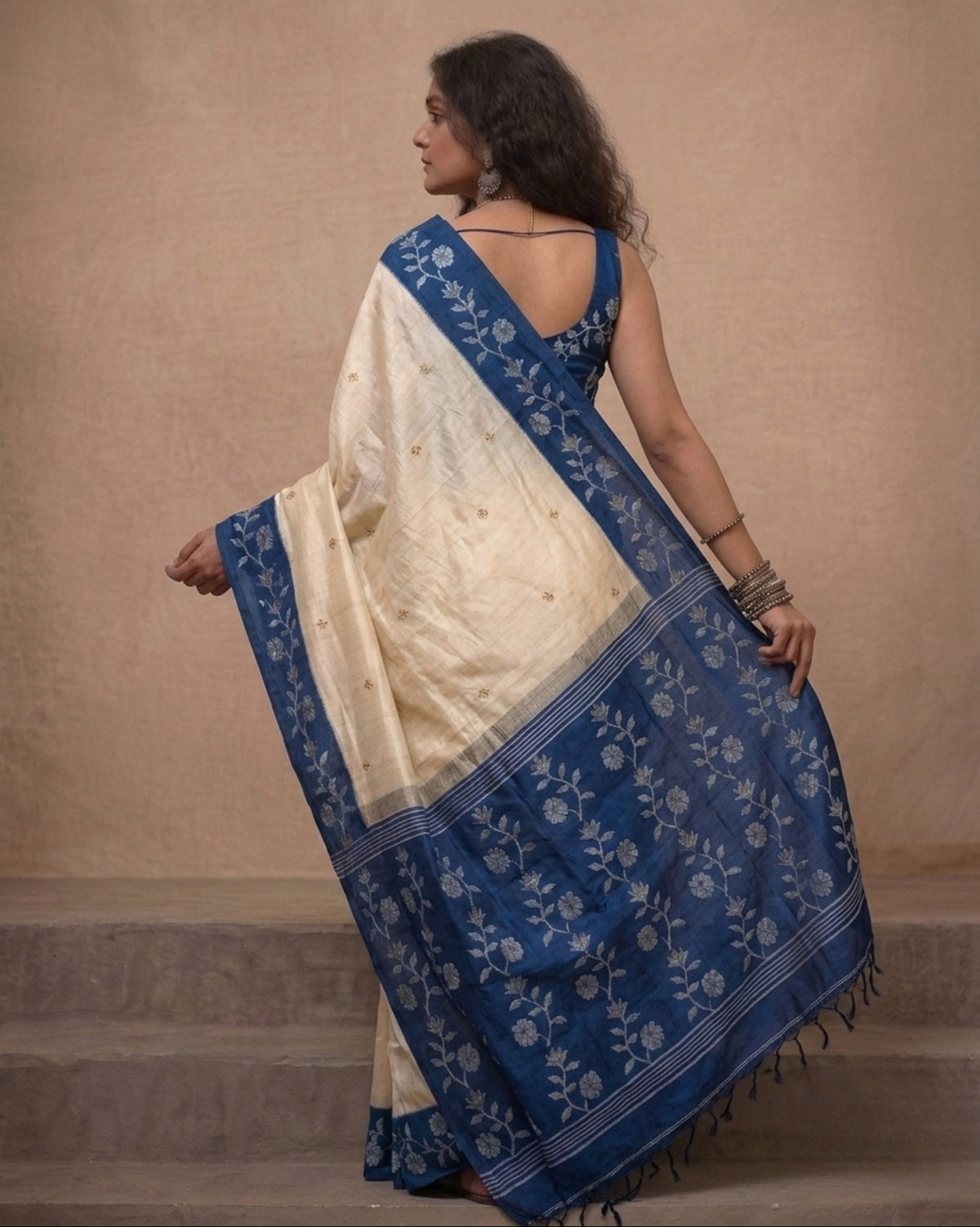 Offwhite tussar blue border Jamdani saree