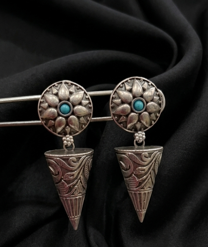 Premium silver polish earring with turqoise bead
