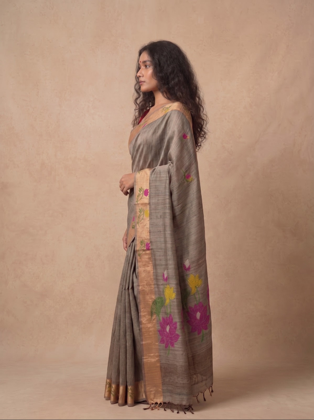 Beige tussar Jamdani saree