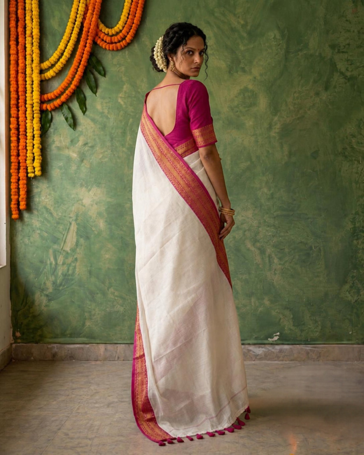 Offwhite mul cotton saree with rani kanchi borders