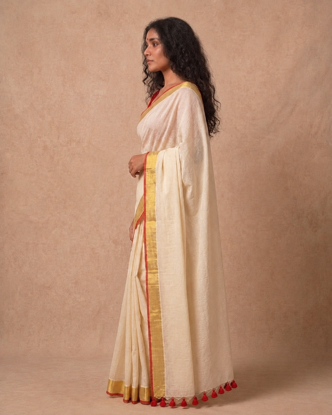 Off white mul cotton saree with red and golden kanchi border