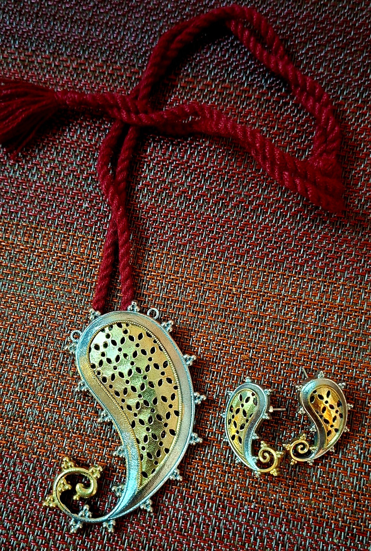 Paisley motif dual tone Silver Replica Necklace Set