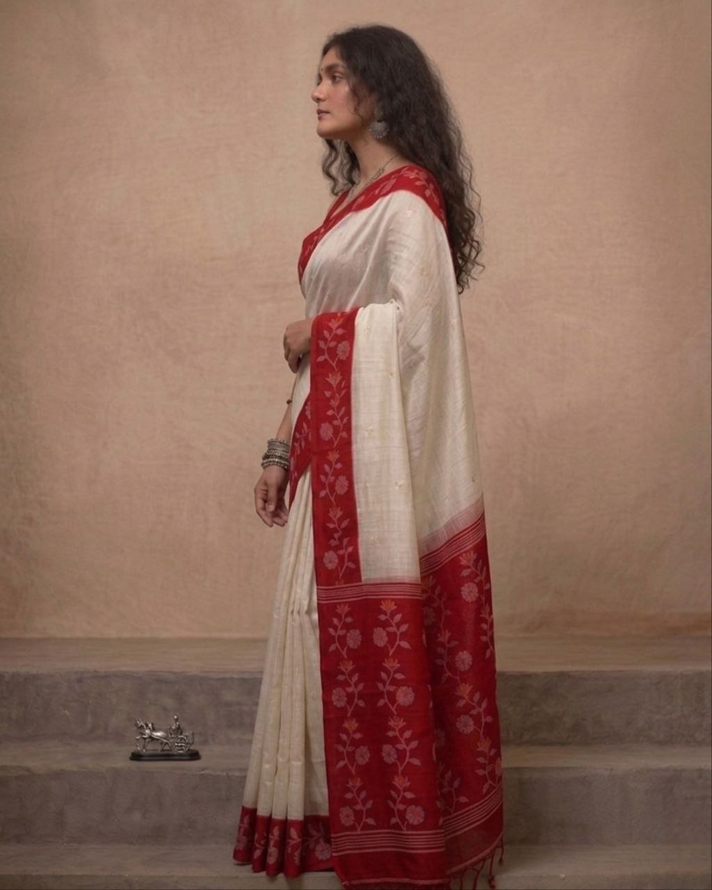 Red and white tussar Jamdani saree