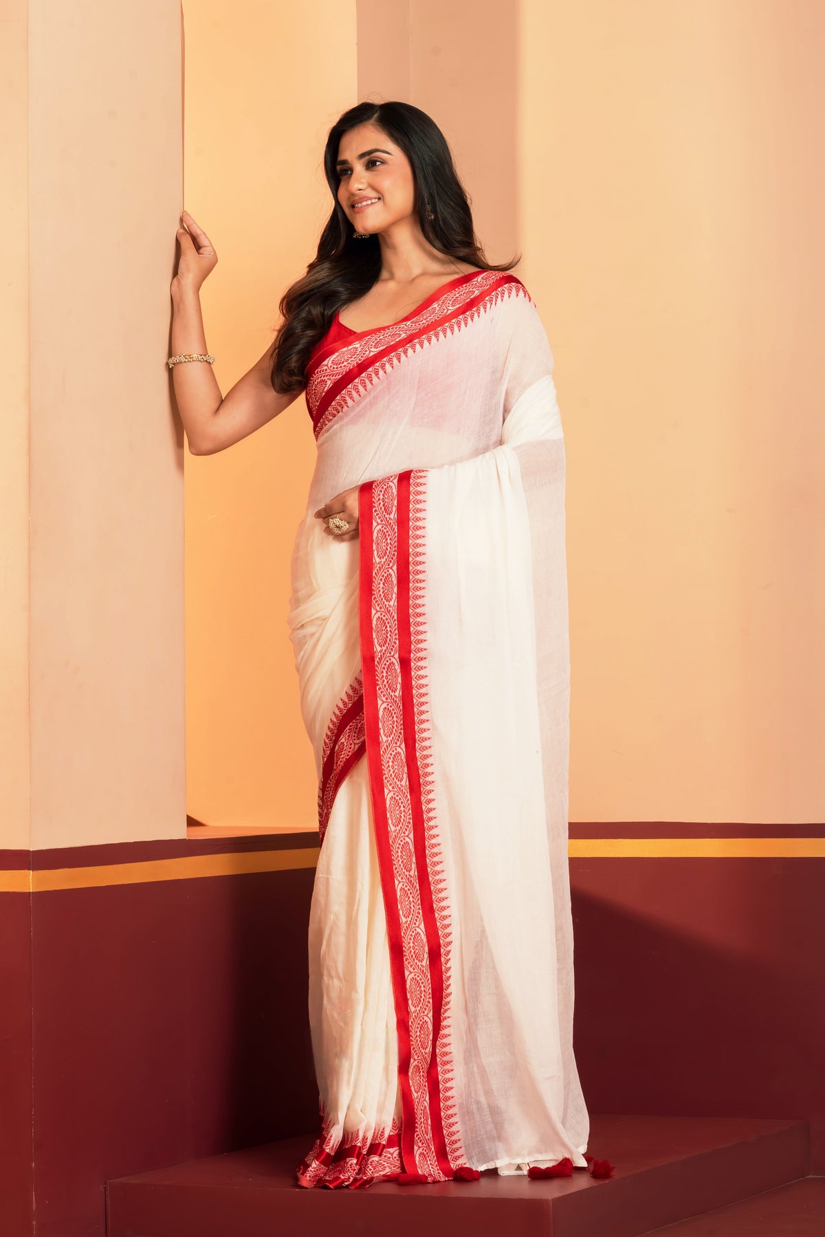 Red naksha border offwhite mul cotton saree