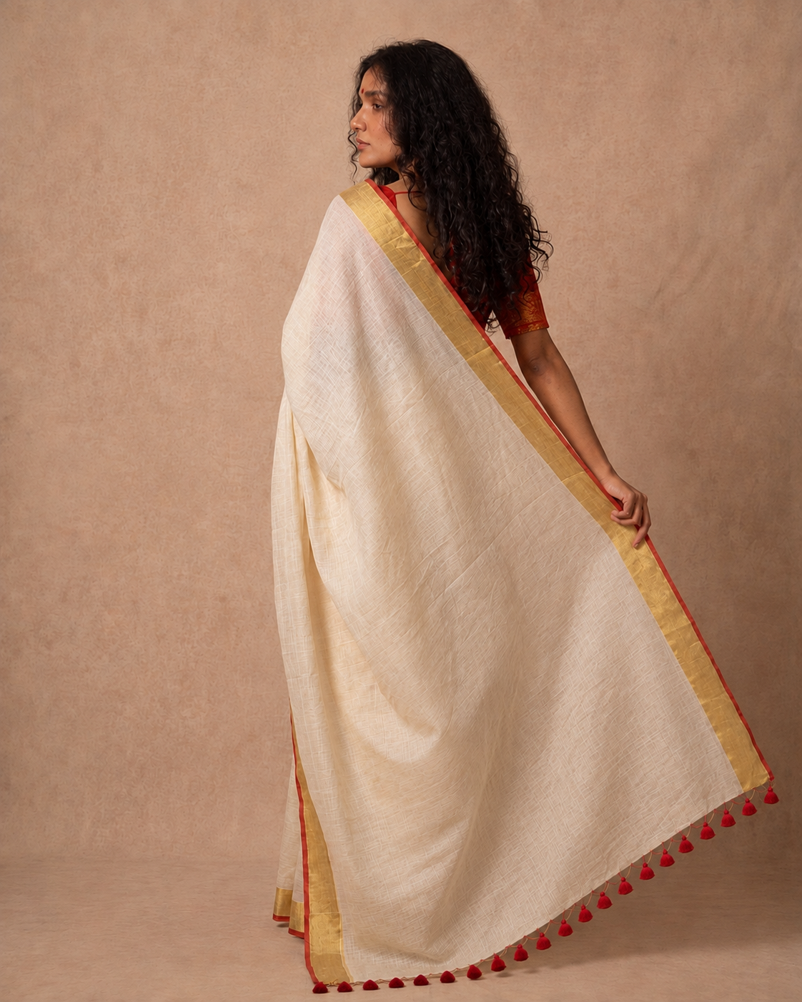 Off white mul cotton saree with red and golden kanchi border